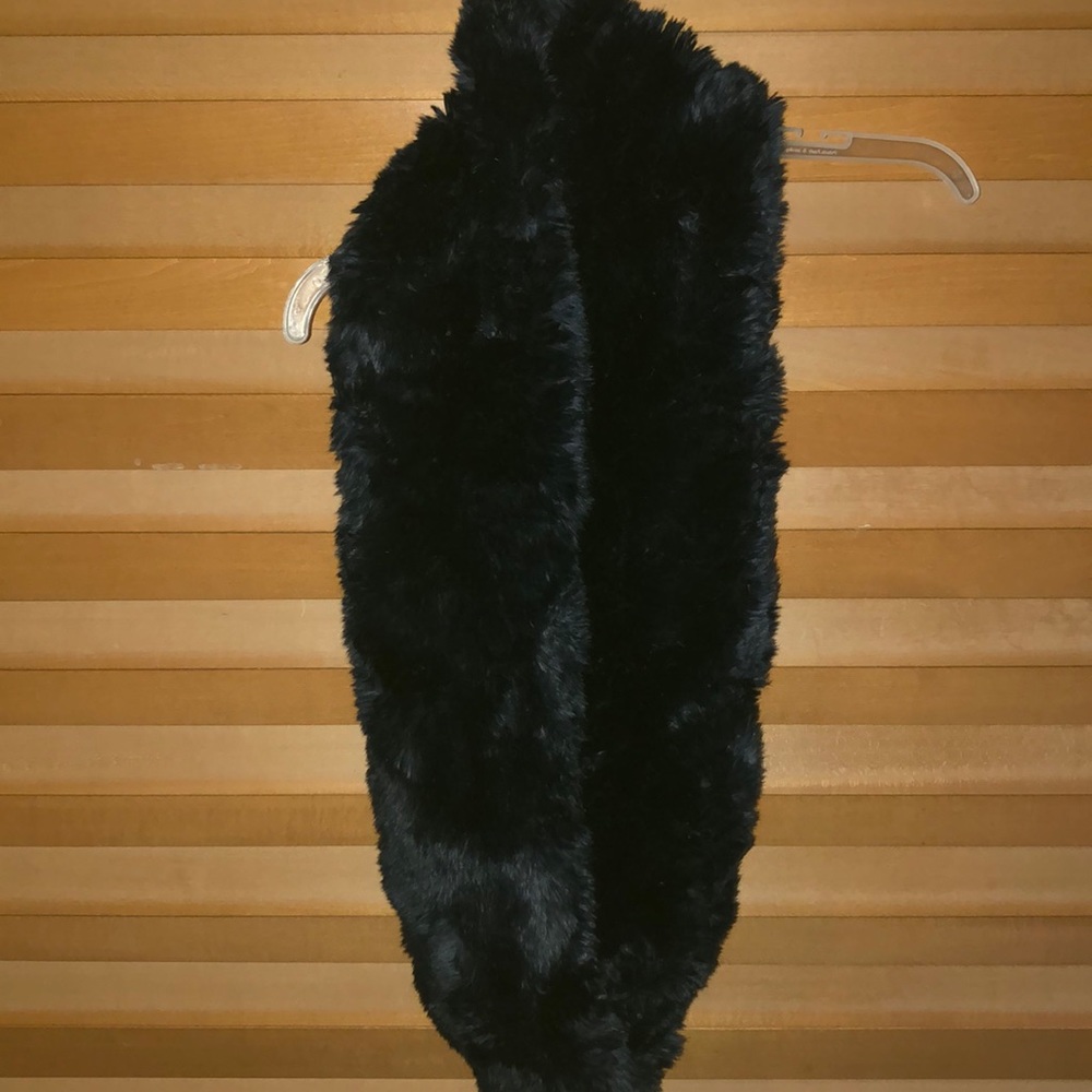 NWOT Tinley Road Deep Blue Faux Fur Infinity Scarf